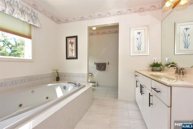 13 Bryan Court, Wayne, NJ 07470