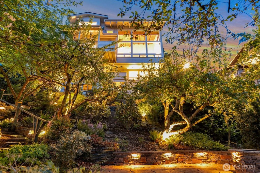 225 Ward Street, Seattle, WA 98109