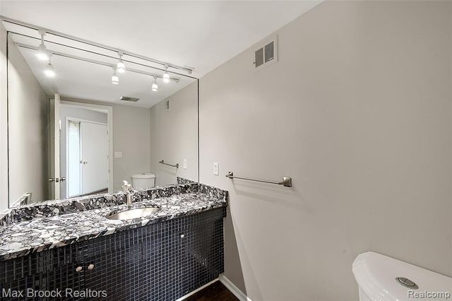 7139 Creeks Crossing, West Bloomfield, MI 48322