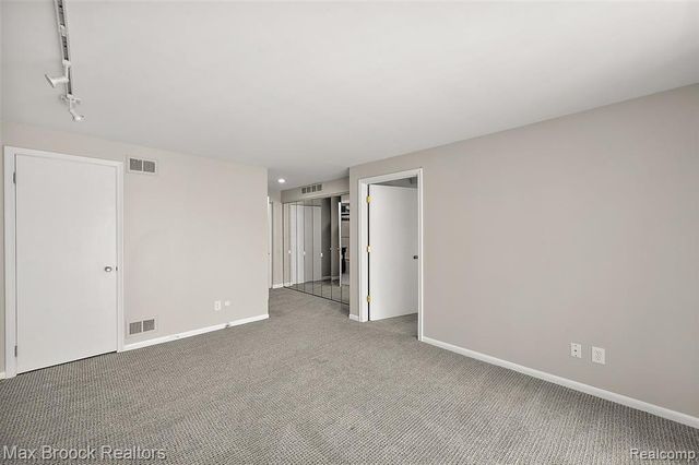 7139 Creeks Crossing, West Bloomfield, MI 48322