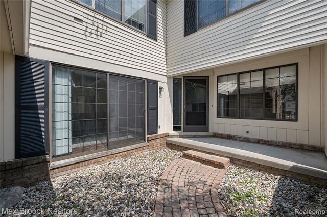 7139 Creeks Crossing, West Bloomfield, MI 48322