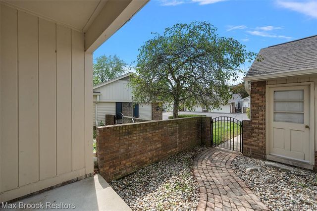 7139 Creeks Crossing, West Bloomfield, MI 48322