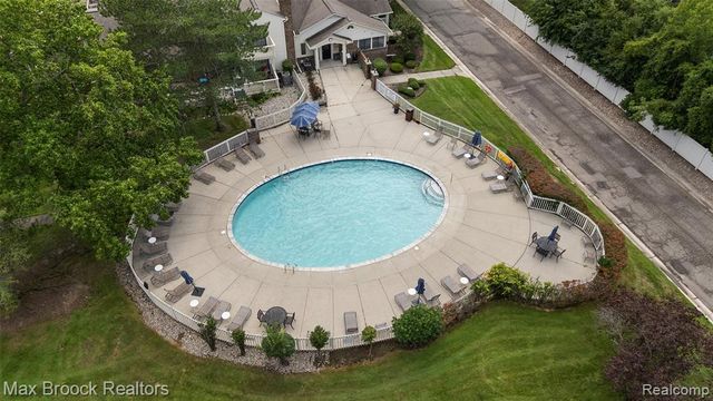 7139 Creeks Crossing, West Bloomfield, MI 48322