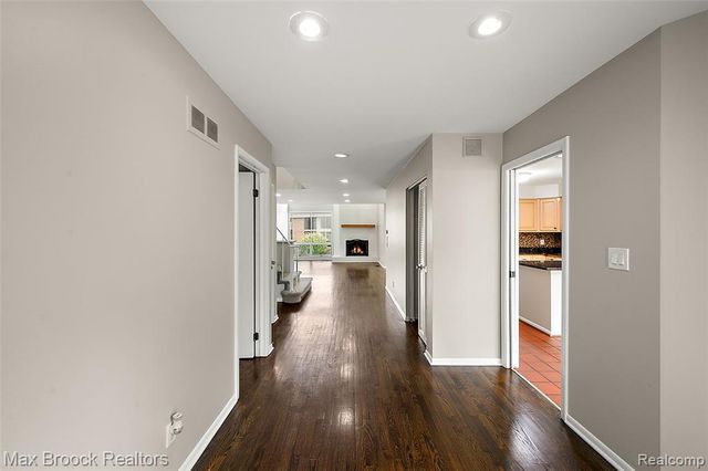 7139 Creeks Crossing, West Bloomfield, MI 48322