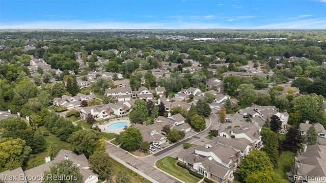 7139 Creeks Crossing, West Bloomfield, MI 48322