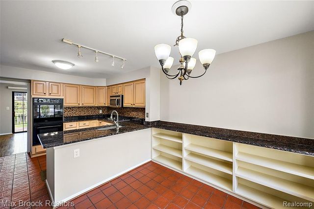 7139 Creeks Crossing, West Bloomfield, MI 48322