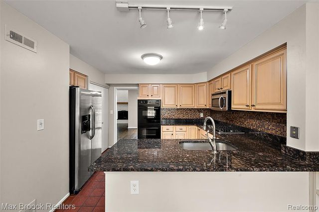 7139 Creeks Crossing, West Bloomfield, MI 48322