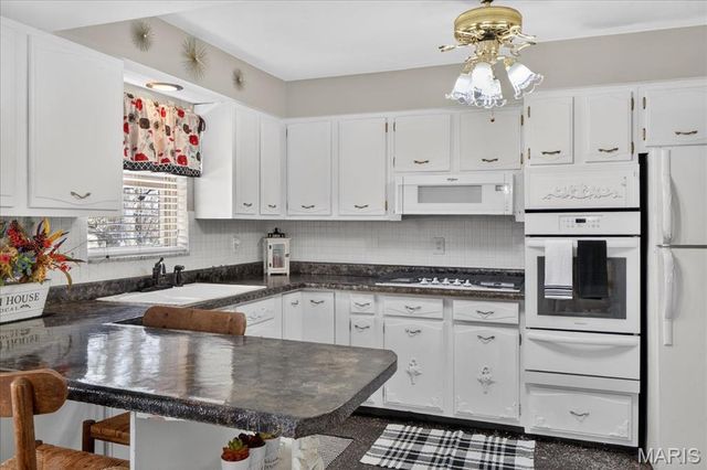 1125 Hawkstone Lane, St Louis, MO 63125