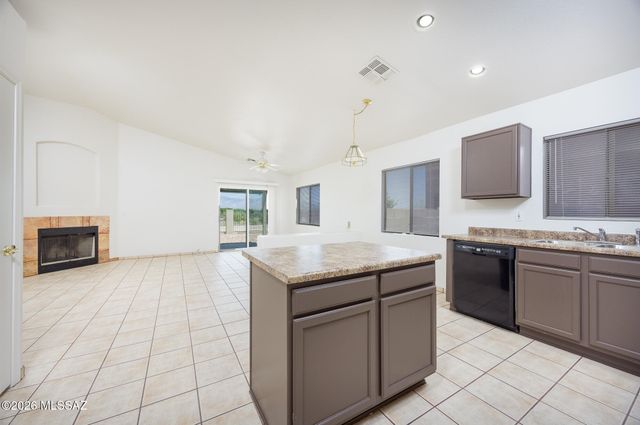 8684 N Sayante Way, Tucson, AZ 85743