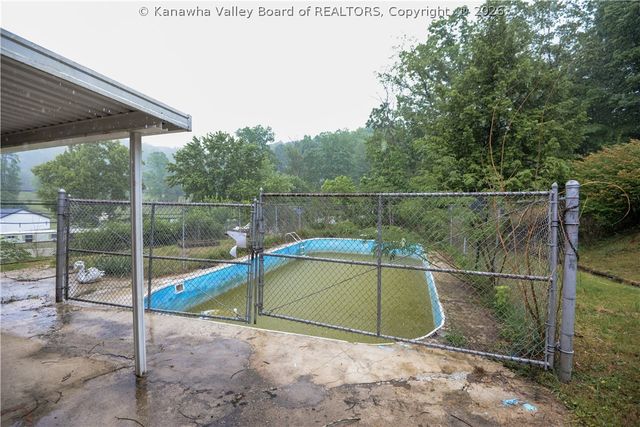 45 Pioneer Lane, Charleston, WV 25312