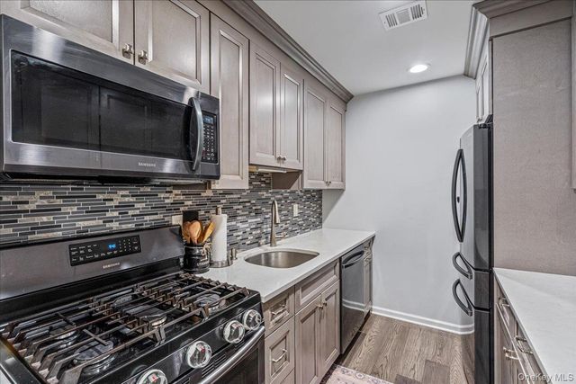 150 POINTE CIR N 150, Coram, NY 11727