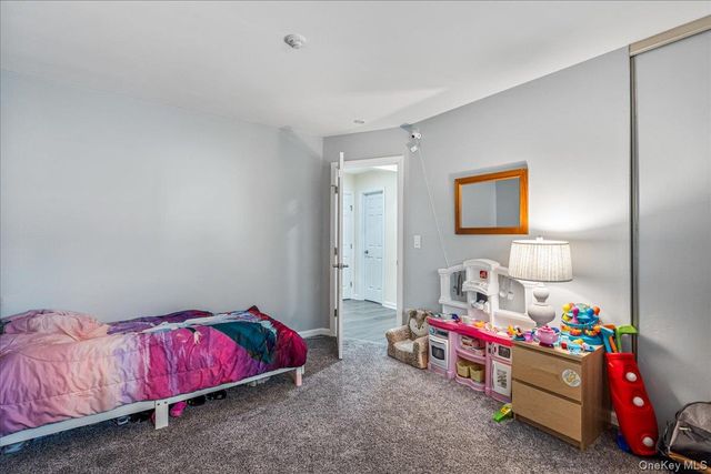 150 POINTE CIR N 150, Coram, NY 11727