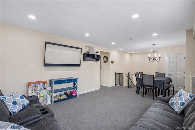 150 POINTE CIR N 150, Coram, NY 11727