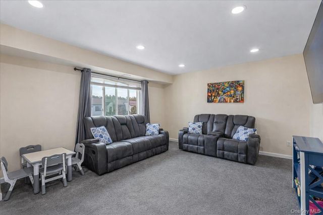 150 POINTE CIR N 150, Coram, NY 11727