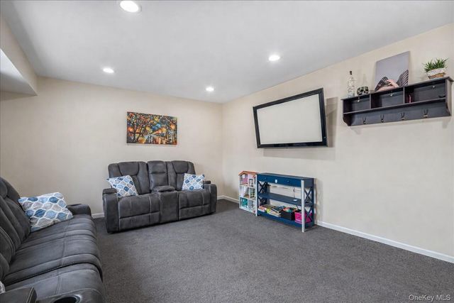 150 POINTE CIR N 150, Coram, NY 11727