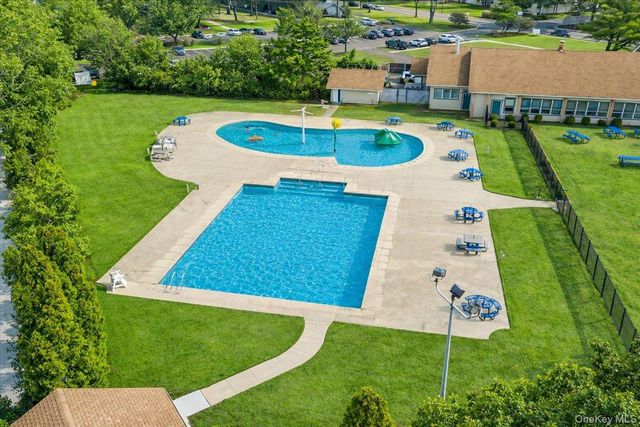 150 POINTE CIR N 150, Coram, NY 11727