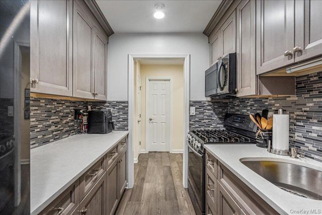 150 POINTE CIR N 150, Coram, NY 11727