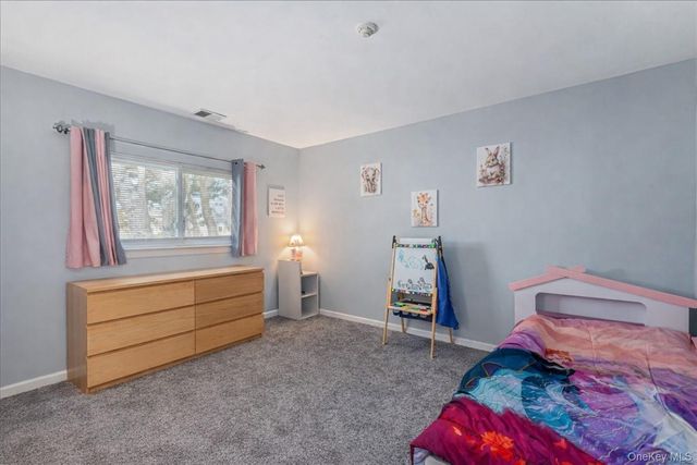 150 POINTE CIR N 150, Coram, NY 11727