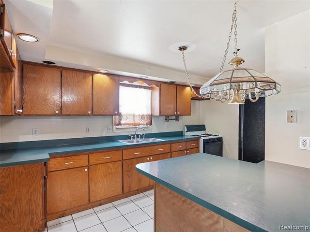 69 E Burdick Street, Oxford, MI 48371