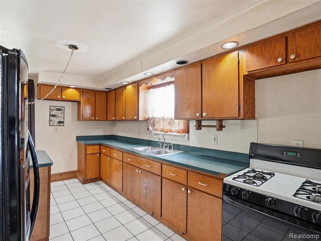 69 E Burdick Street, Oxford, MI 48371