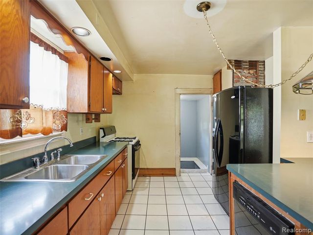 69 E Burdick Street, Oxford, MI 48371