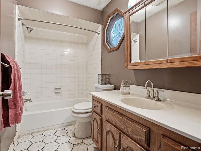 69 E Burdick Street, Oxford, MI 48371