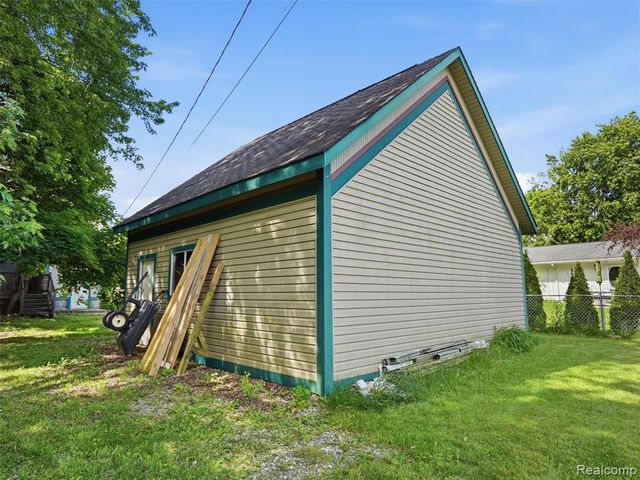 69 E Burdick Street, Oxford, MI 48371