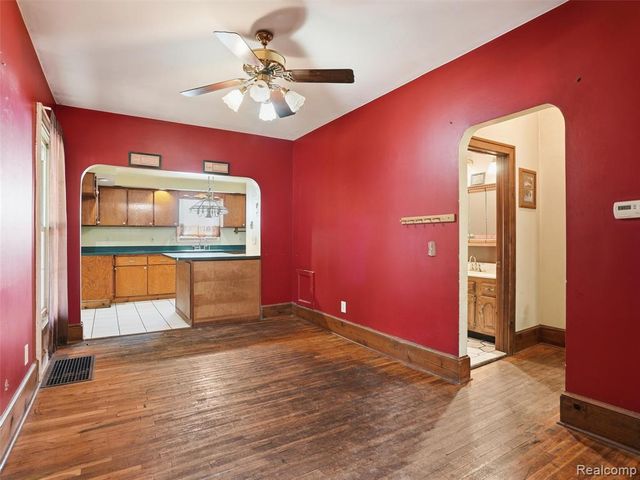 69 E Burdick Street, Oxford, MI 48371