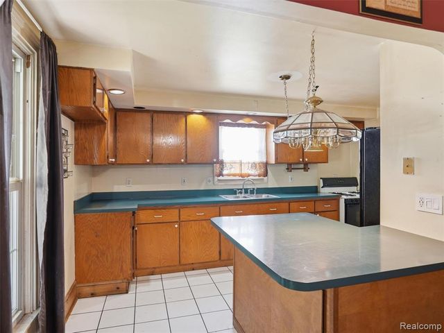 69 E Burdick Street, Oxford, MI 48371