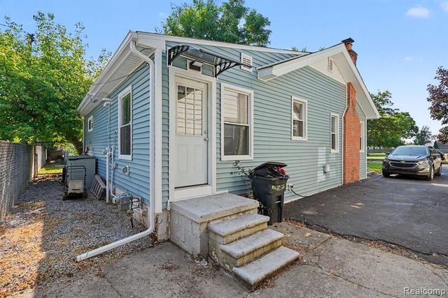 3018 Cass Lake Avenue, Keego Harbor, MI 48320