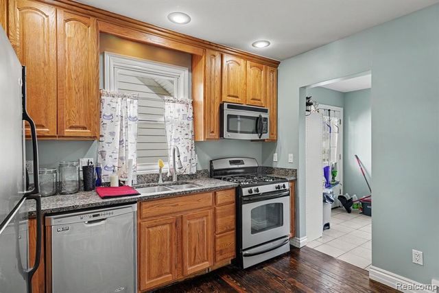 3018 Cass Lake Avenue, Keego Harbor, MI 48320