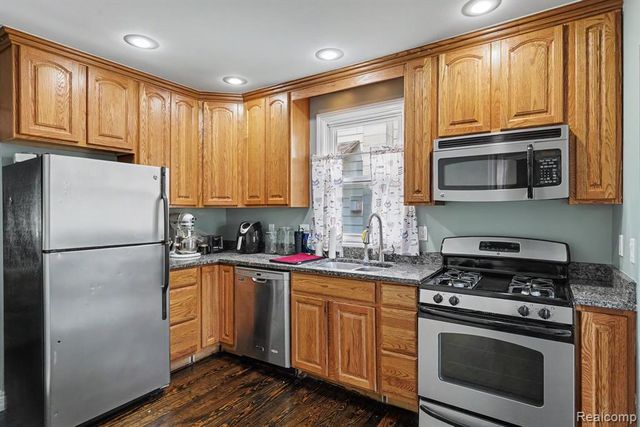 3018 Cass Lake Avenue, Keego Harbor, MI 48320