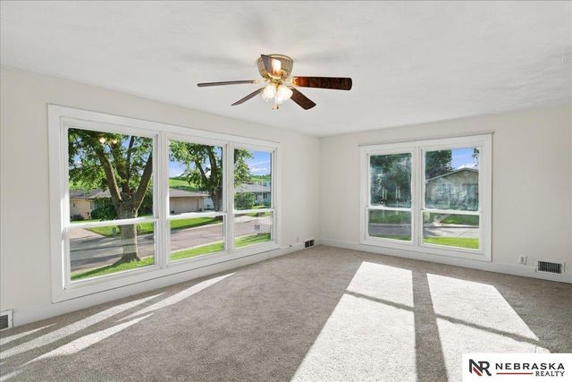 1009 S Madison Street, Papillion, NE 68046