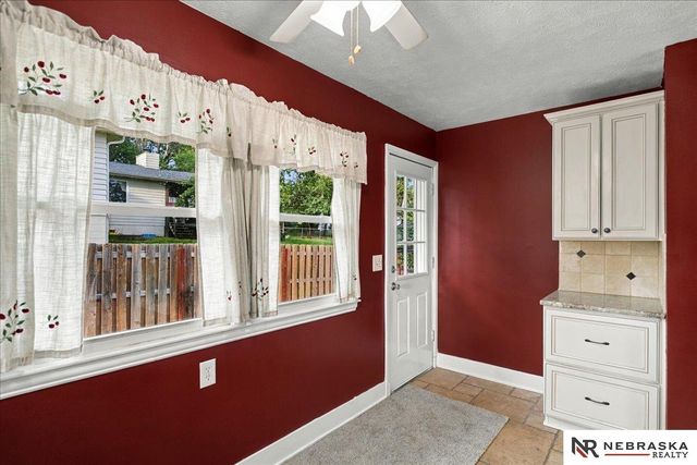 1009 S Madison Street, Papillion, NE 68046