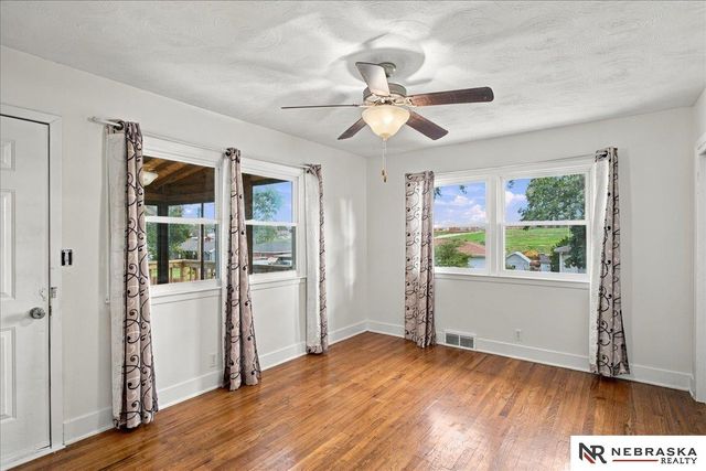 1009 S Madison Street, Papillion, NE 68046