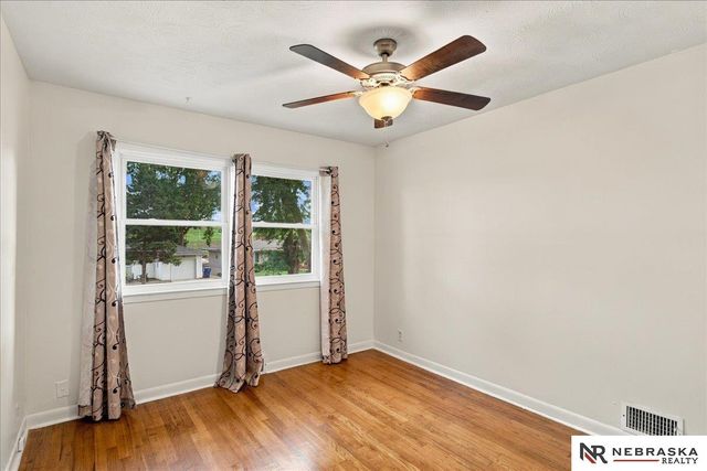 1009 S Madison Street, Papillion, NE 68046