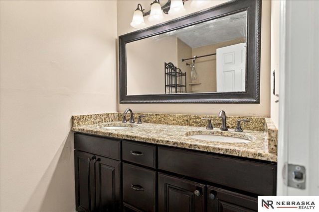 1009 S Madison Street, Papillion, NE 68046