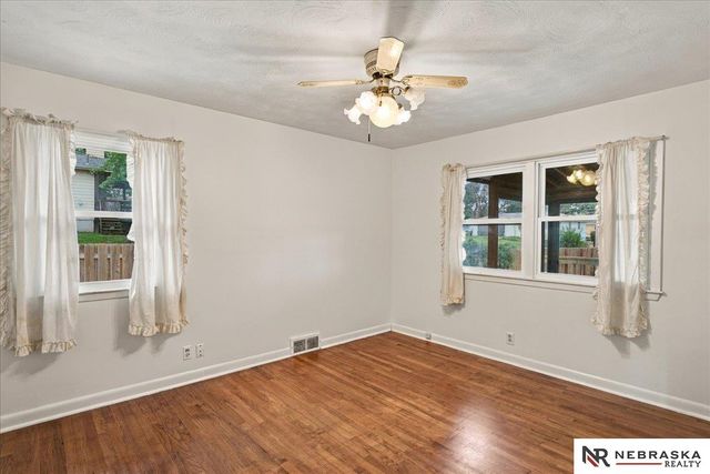 1009 S Madison Street, Papillion, NE 68046