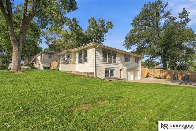 1009 S Madison Street, Papillion, NE 68046