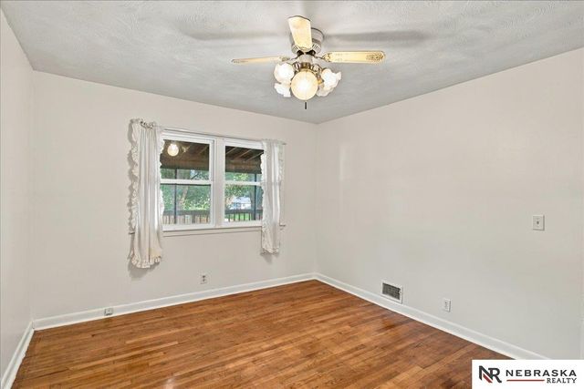 1009 S Madison Street, Papillion, NE 68046