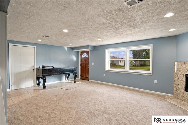 1009 S Madison Street, Papillion, NE 68046