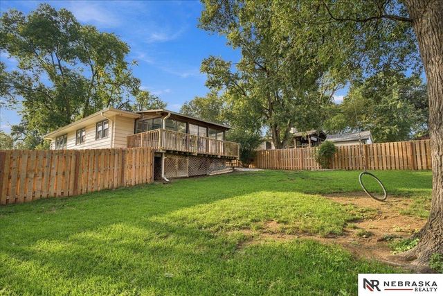 1009 S Madison Street, Papillion, NE 68046