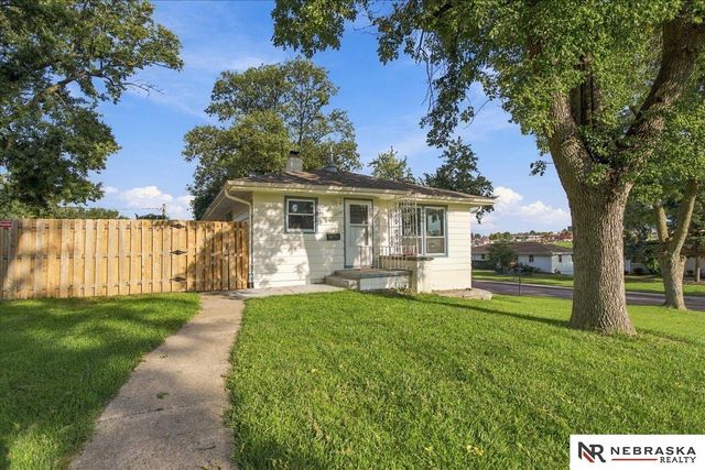1009 S Madison Street, Papillion, NE 68046