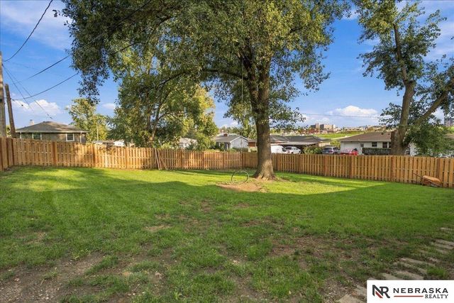 1009 S Madison Street, Papillion, NE 68046
