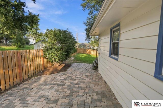 1009 S Madison Street, Papillion, NE 68046