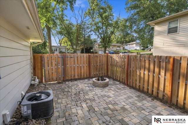 1009 S Madison Street, Papillion, NE 68046