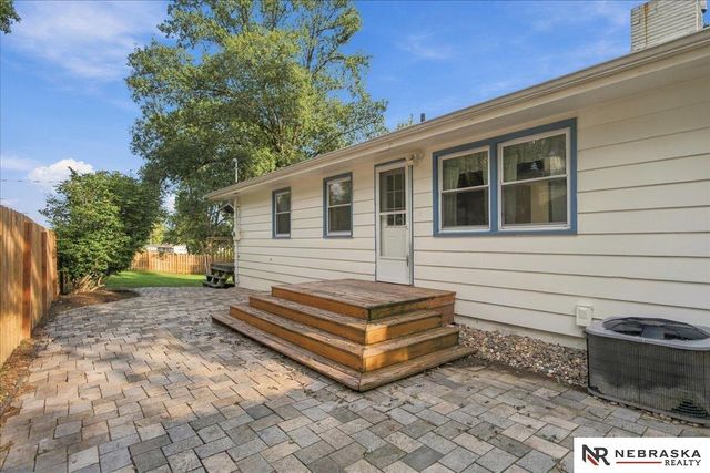 1009 S Madison Street, Papillion, NE 68046
