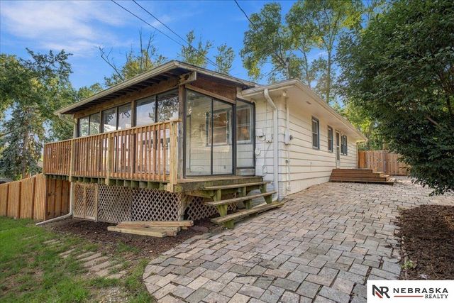 1009 S Madison Street, Papillion, NE 68046