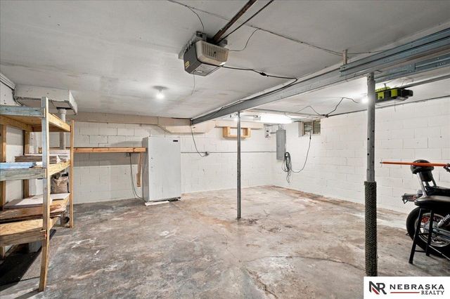 1009 S Madison Street, Papillion, NE 68046