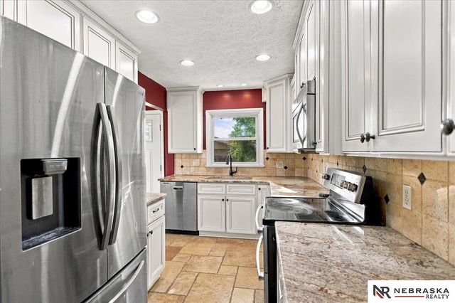 1009 S Madison Street, Papillion, NE 68046